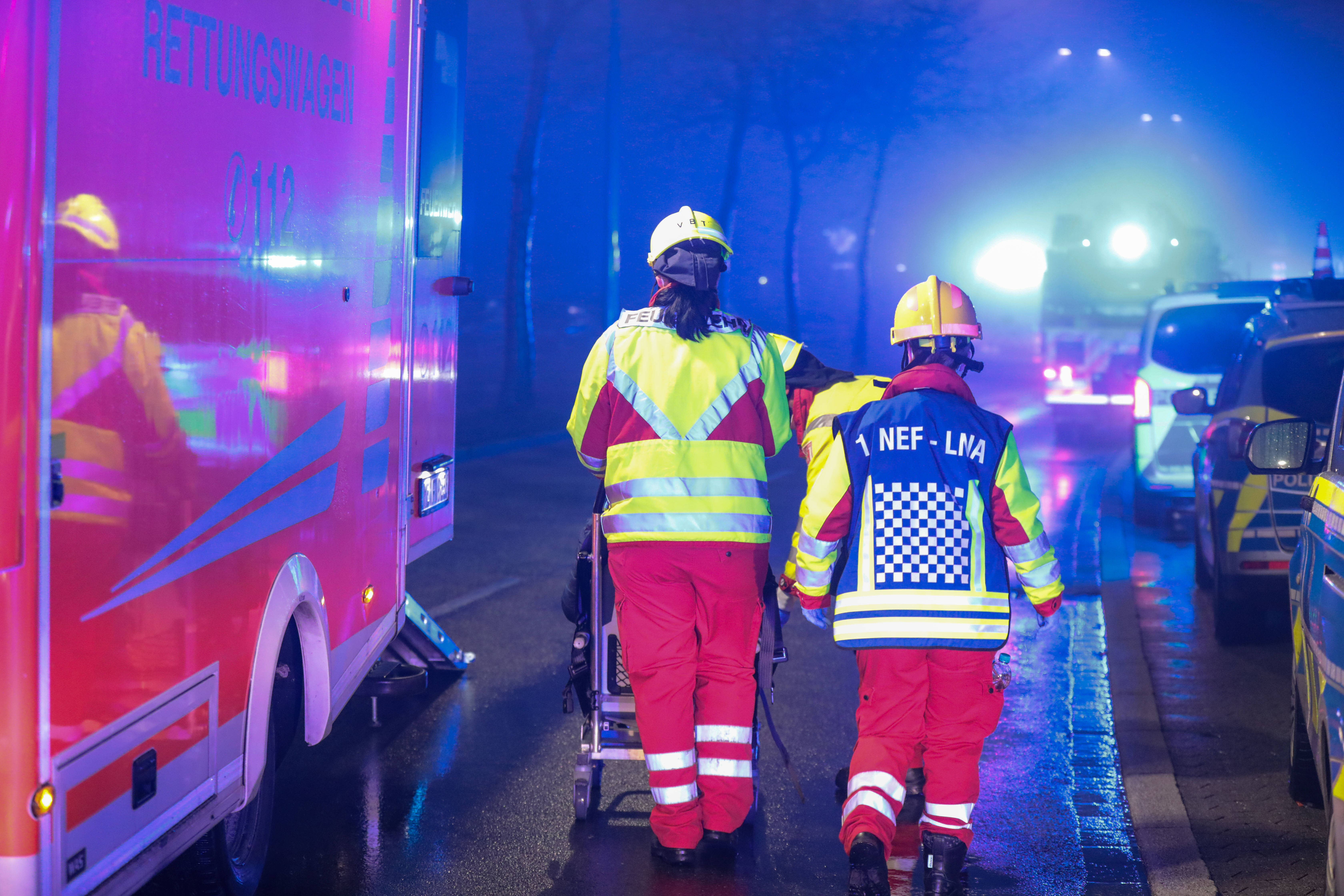 2 Jugendliche unter Bus eingeklemmt! Tödlicher Unfall sorgt für ein Todesopfer