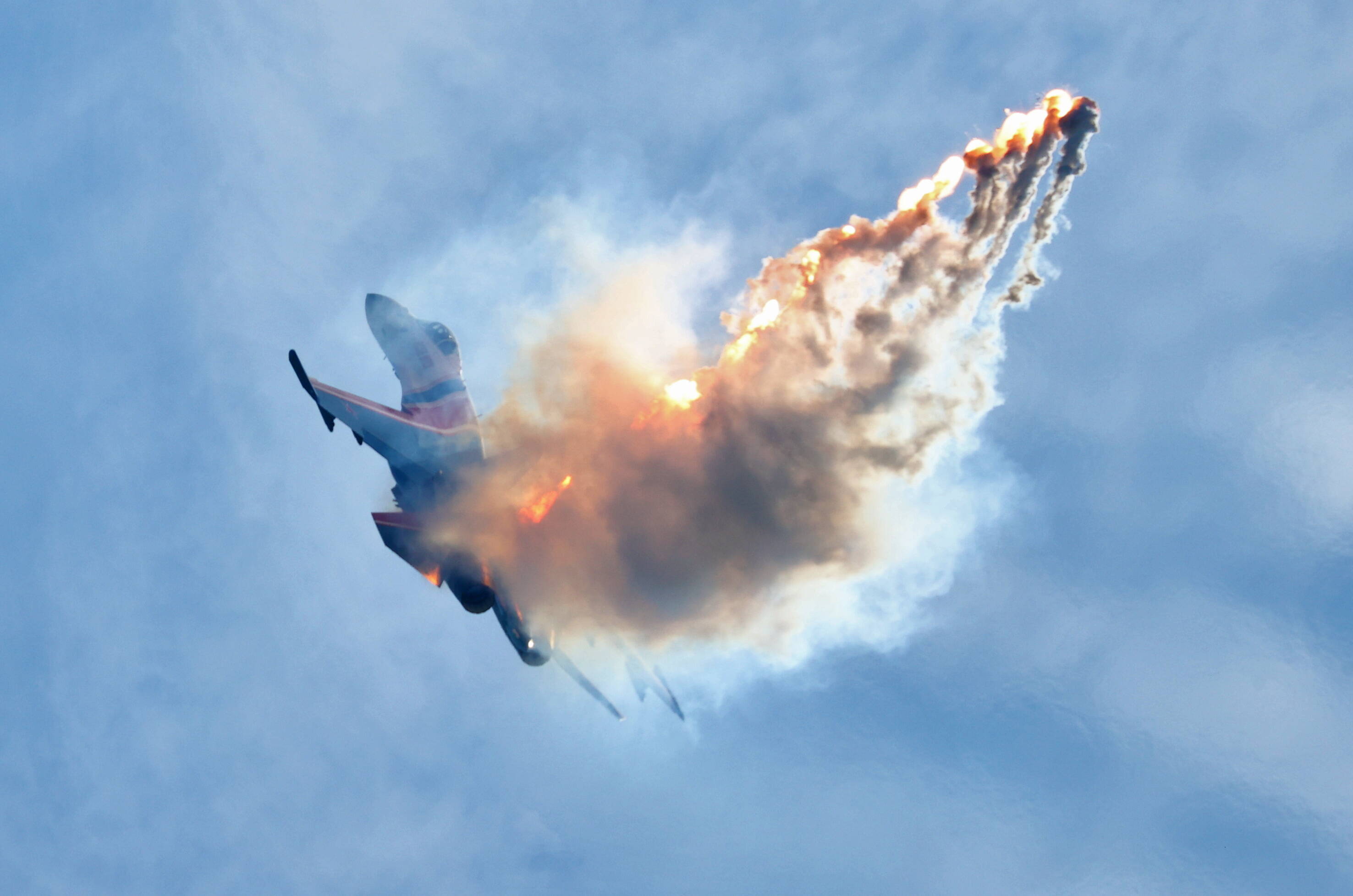 Kampfjet abgestürzt - 1 Pilot tot und zweite Person vermisst!