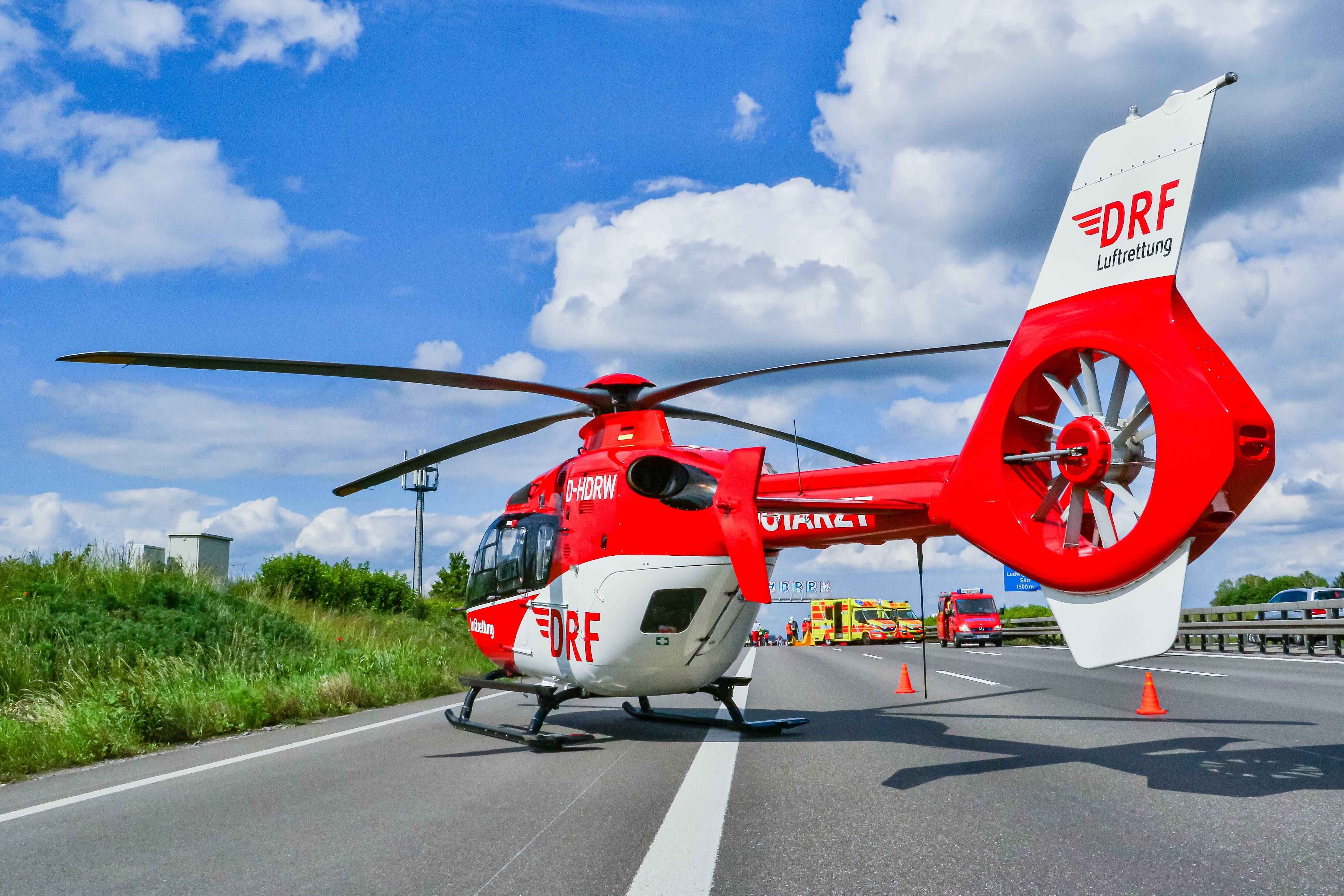 Vollsperrung! Schwerer Unfall auf der Autobahn! LKW reißt anderen Brummi in zwei Teile!