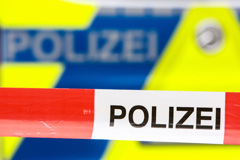 Eilmeldung! Berlin - Mann schießt durch Fenster auf Mädchen!