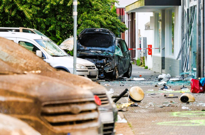 EILMELDUNG - Auto rast in Frisörsalon, 6 Menschen verletzt, 4 schwer! Mitten in Verkehrsberuhigter Zone!