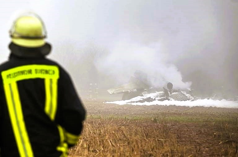 Flugzeugabsturz über Deutschland! Teile der Landebahn beschädigt - Pilot schmiert ab!