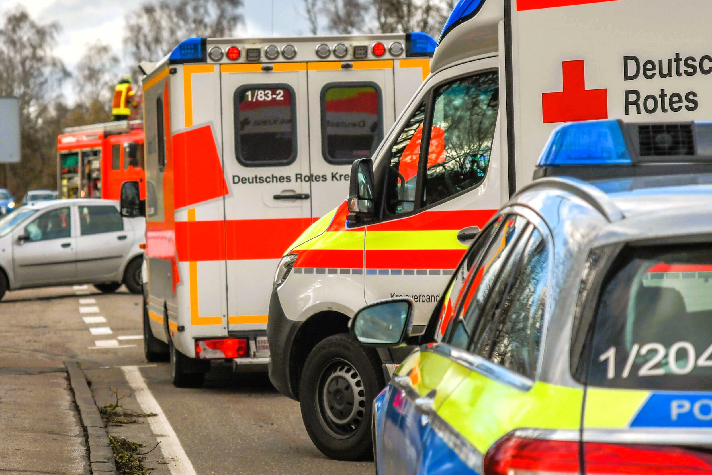 Amok-Alarm an Schule! Mindestens ein Kind verletzt - Polizei mit Großaufgebot vor Ort!