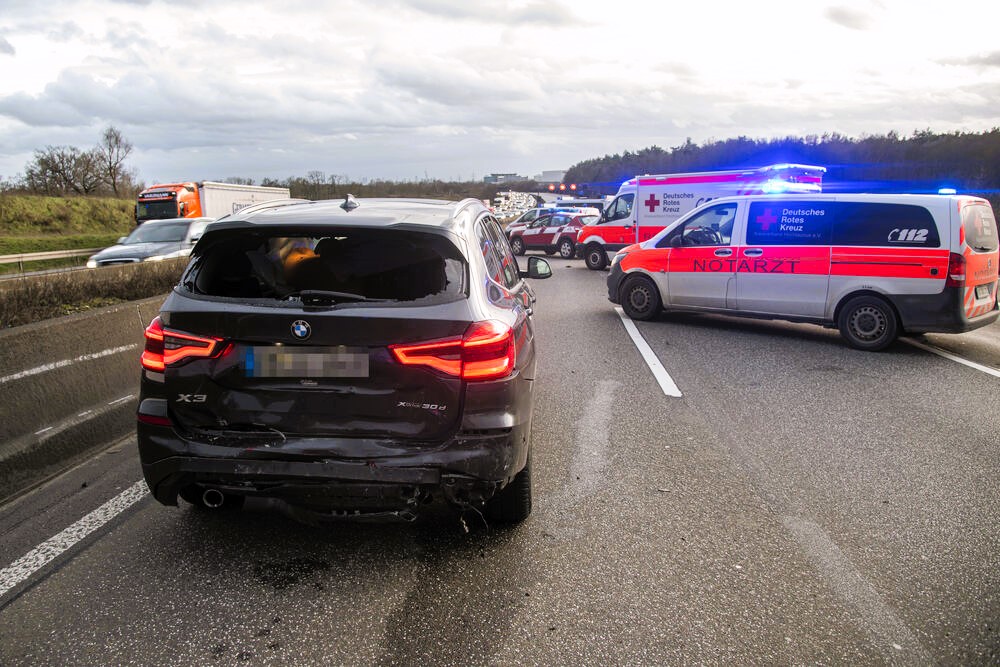 Autobahn voll gesperrt! Tödlicher Horrorcrash kostet ein Menschenleben!