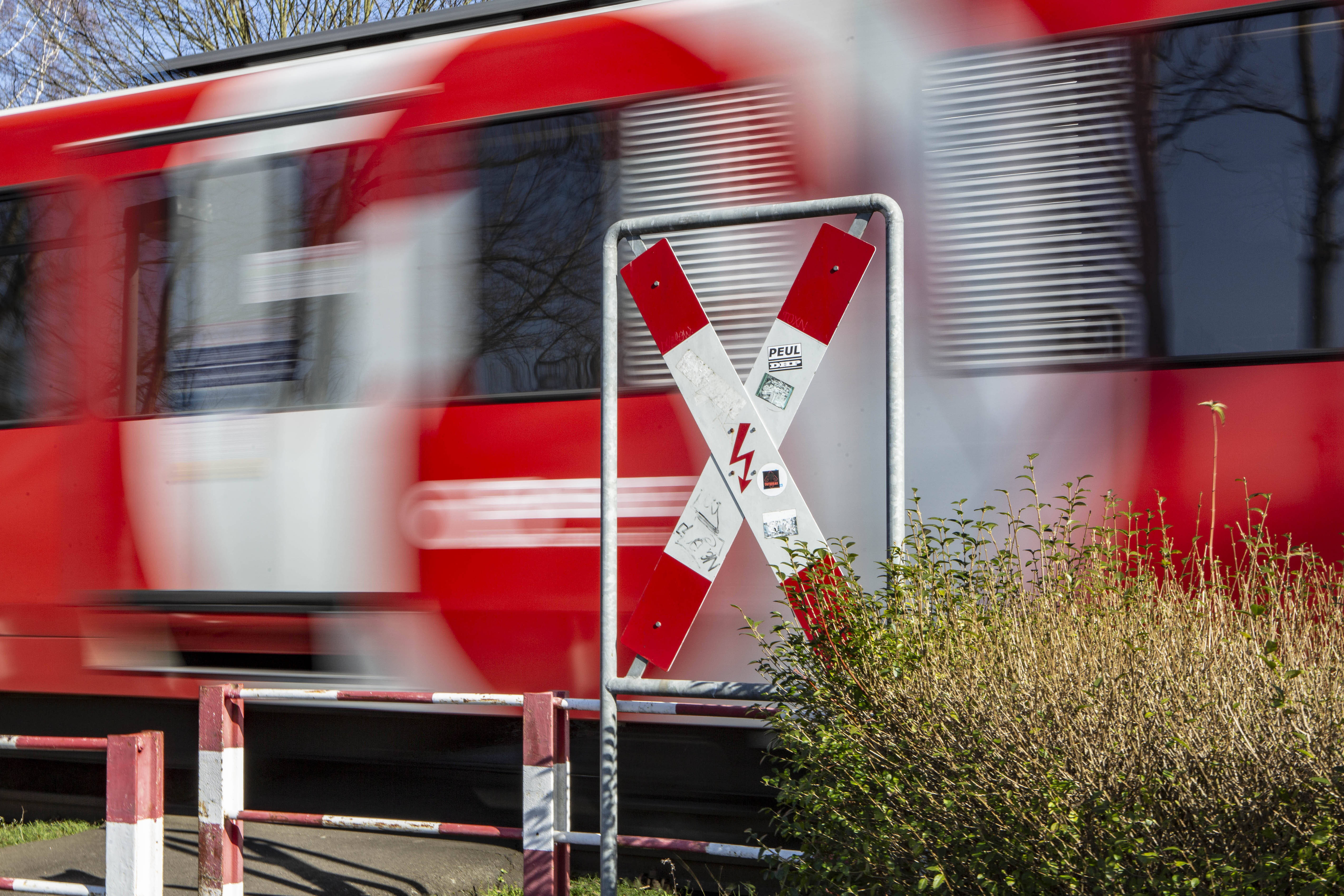 Stromleitung stürzt auf vollen Zug! Passagiere der Deutschen Bahn in Gefahr, Strecke gesperrt!
