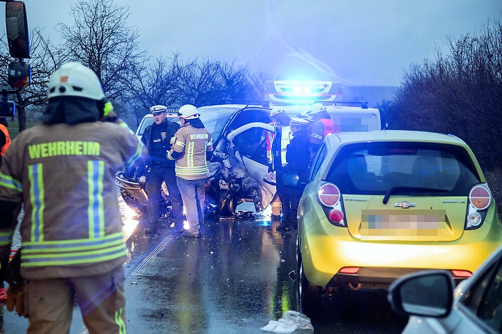Toter Motorradfahrer bewegt sich plötzlich im Leichensack - Reporter sieht es!