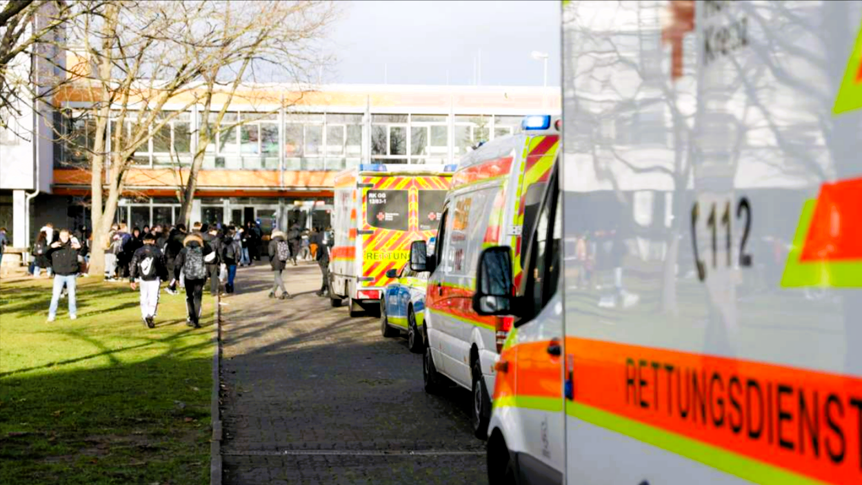 Explosion in Schulaula! Viele Schüler verletzt, Rettungskräfte vor Ort - was ist passiert?