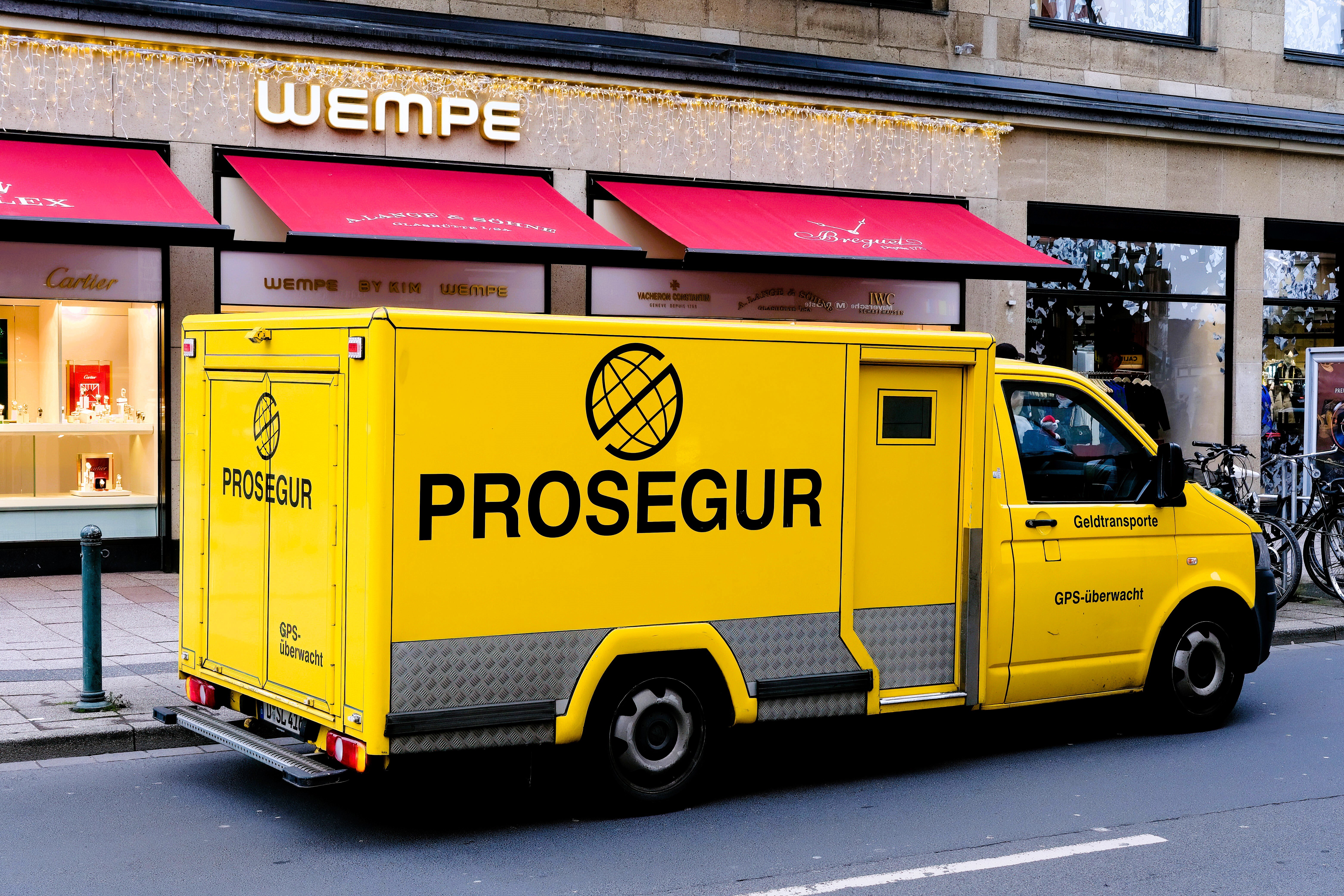 EILMELDUNG! Überfall auf Geldtransporter - bewaffneten Räubern gelingt spektakuläre Flucht! 