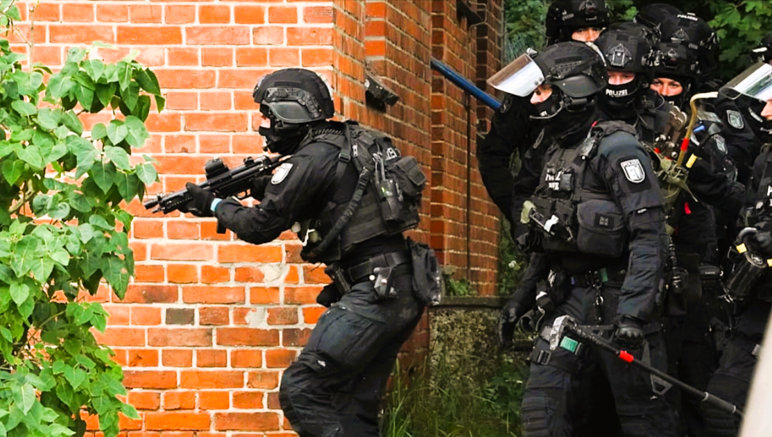 Eilmeldung! Polizei erschießt Macheten-Mann in Uni-Bibliothek in Baden-Württemberg!