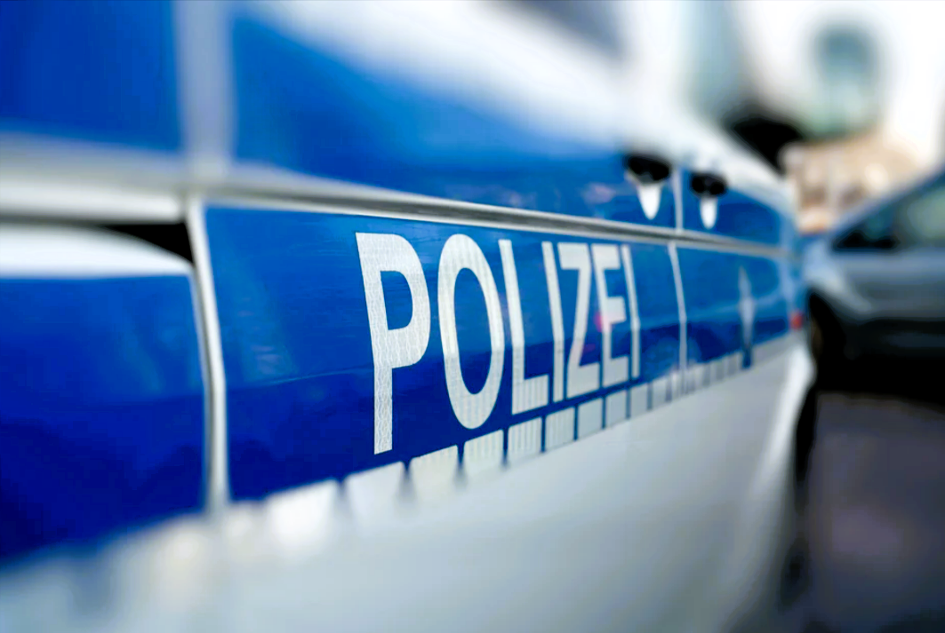Grausamer Fund! Leiche in Altkleidercontainer entdeckt - Polizei steht vor einem Rätsel